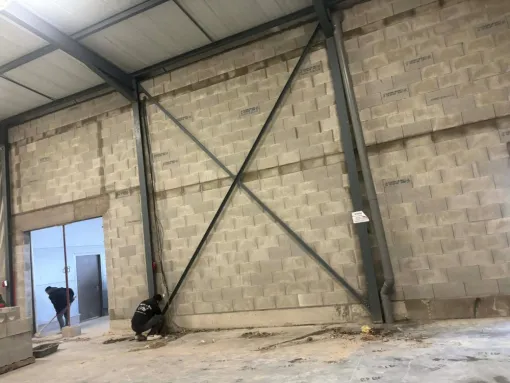 Réalisation d’un mur en parpaings dans un bâtiment industriel à Roanne par Bournez-Guillot Maçonnerie