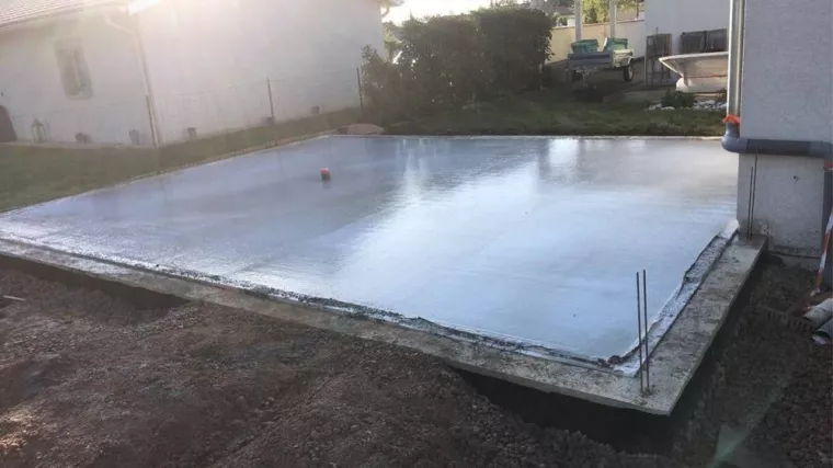Coulage de dalle en béton dans une cour privée intérieure, Roanne, BOURNEZ GUILLOT