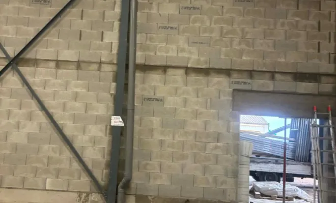 Réalisation d’un mur en parpaings dans un bâtiment industriel à Roanne par Bournez-Guillot Maçonnerie